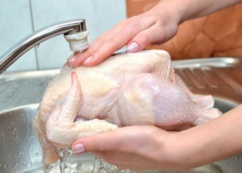 الطريقة المثالية لتذويب الدجاج المجمد في الميكروويف قبل طهيه
