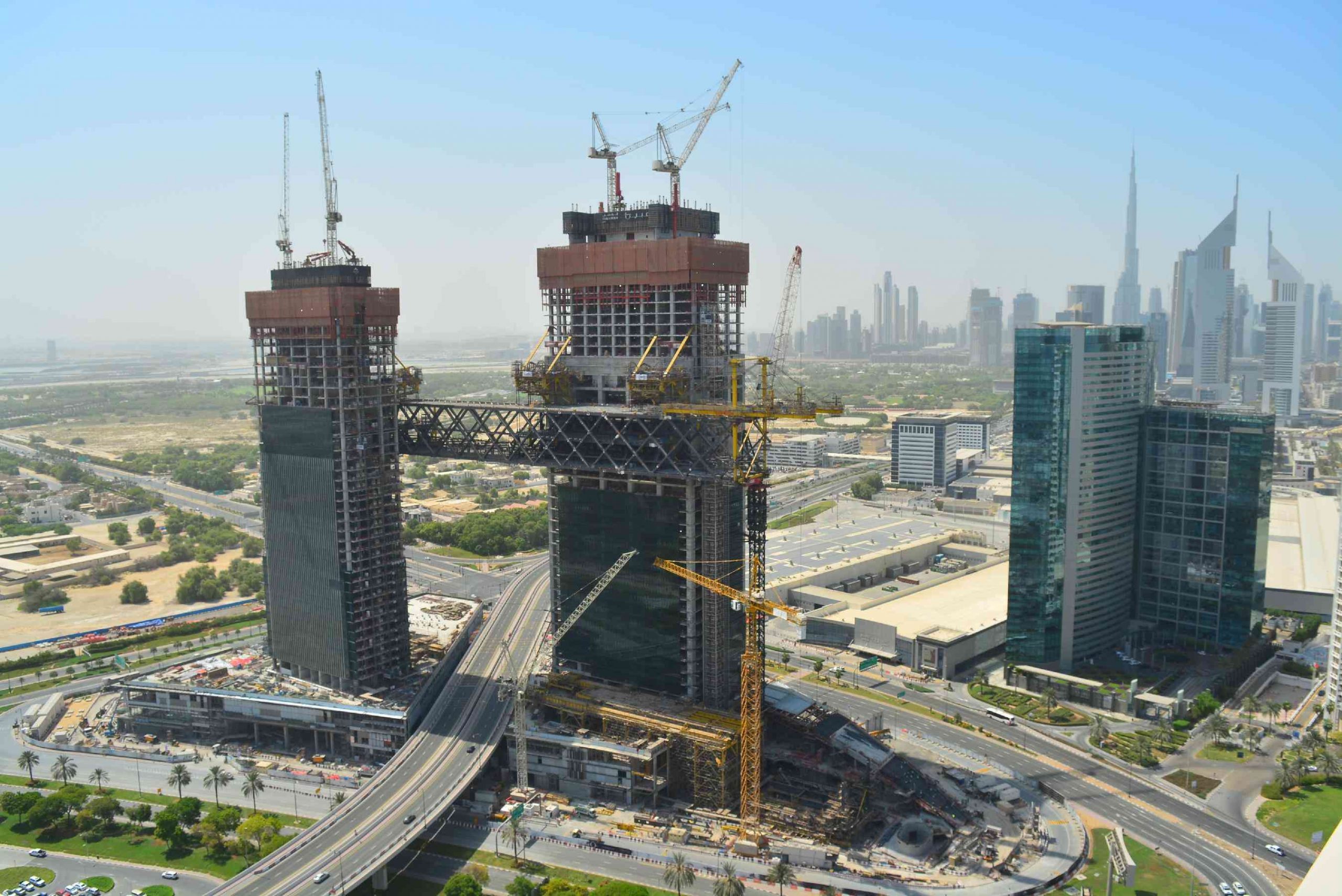 "إثراء دبي" أكملت رفع أكبر مبنى معلّق في العالم 