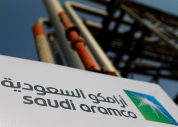 شعار شركة أرامكو على منشأتها النفطية في بقيق بالسعودية يوم 12 أكتوبر تشرين الأول 2019. تصوير: ماكسيم شيميتوف - رويترز.