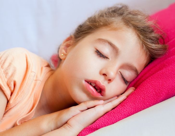 احذر مخاطر غير متوقعة..  ماذا يحدث للأطفال إذا ناموا وأفواههم مفتوحة؟