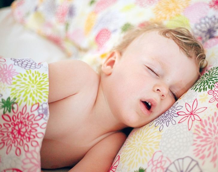 احذر مخاطر غير متوقعة..  ماذا يحدث للأطفال إذا ناموا وأفواههم مفتوحة؟