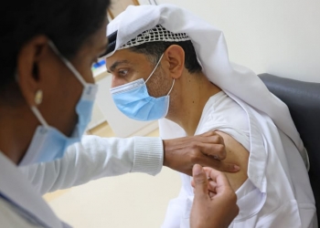 الصحة الإماراتية تقدم أكثر من 190 ألف جرعة من لقاح كورونا خلال يوم