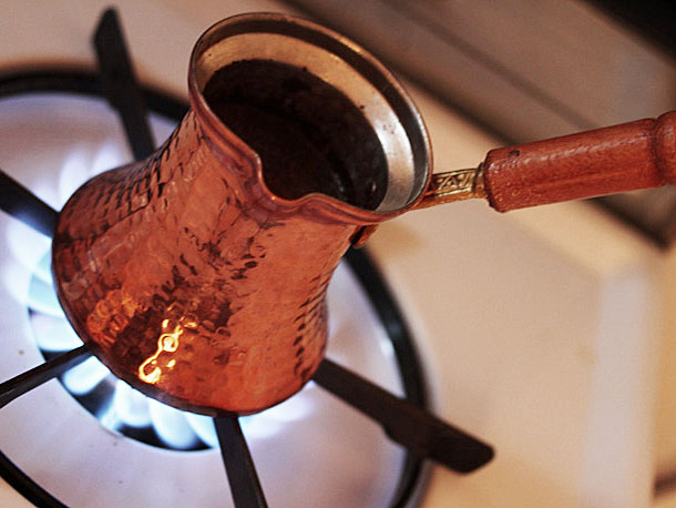 حيلة بسيطة تمنع القهوة من الفوران على البوتاجاز لراحة تامة في رمضان