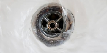 تنظيف فتحة تصريف الماء في المغسلة