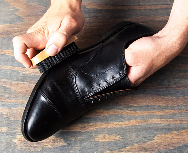 ستدهشك.. 5 حيل فعّالة لتنظيف الأحذية الجلدية دون الحاجة إلى الملمع