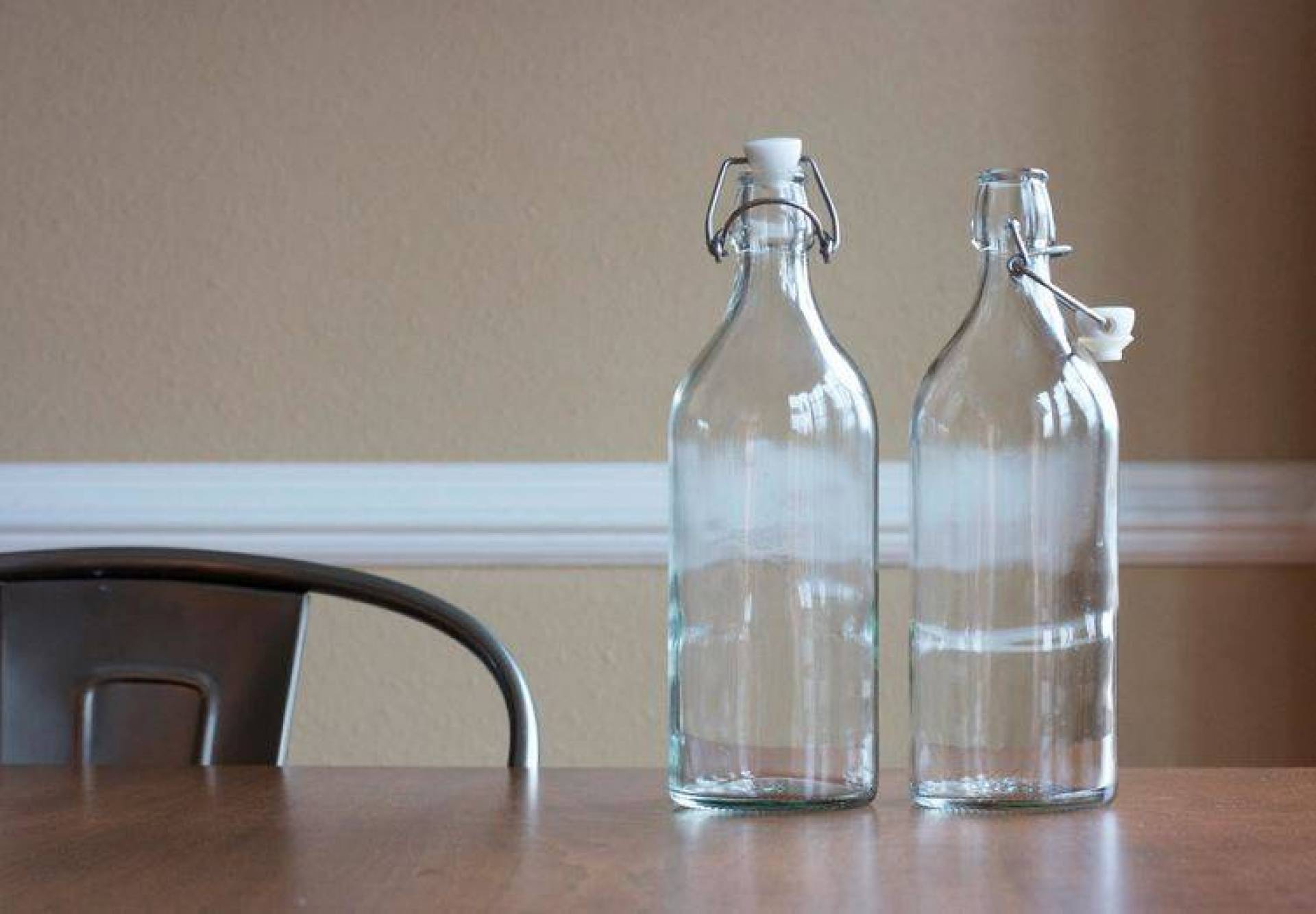 Пустые бутылки во сне. Пустая бутылка. Пустая бутылка на столе. Бутылочка на столе.