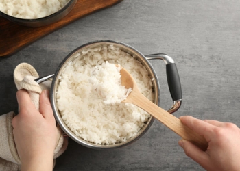 تعجن الأرز أثناء الطهي