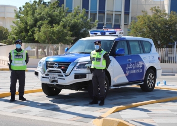 شرطة أبوظبي تذكر بمخالفة سير الشاحنات والحافلات أثناء الضباب