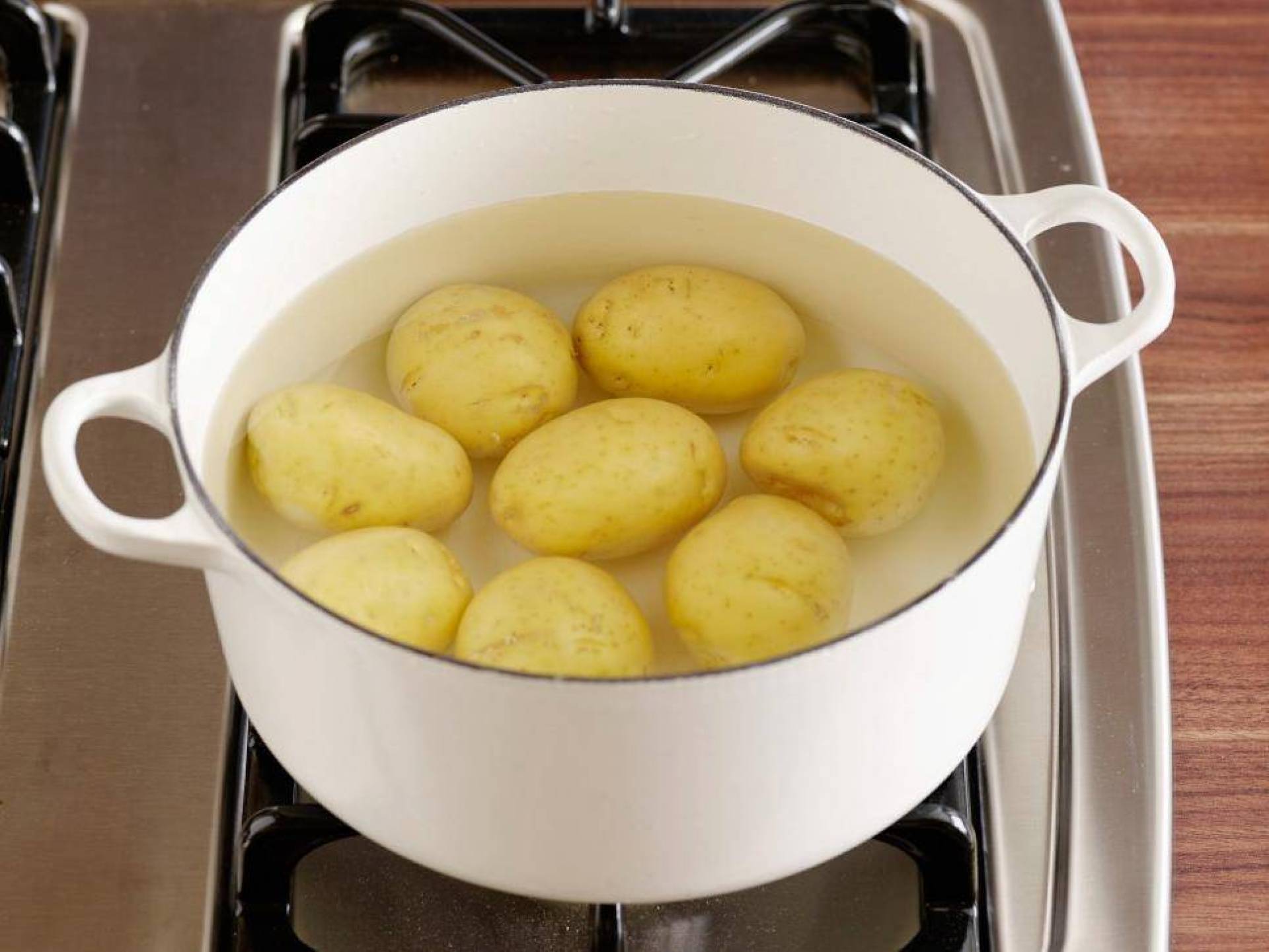 Картошку варить в холодной или горячей воде. Отварка картофеля. Картошка в кастрюле. Картошка варится. Вареная картошка в кастрюле.