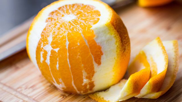 تعلميها.. إليك أفضل طريقة لتقشير البرتقال