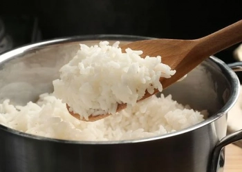تعجن الأرز والمعكرونة أثناء الطهي