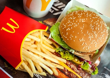 "ماكدونالدز" تكشف سبب تقليص كمية البطاطا في وجباتها في اليابان