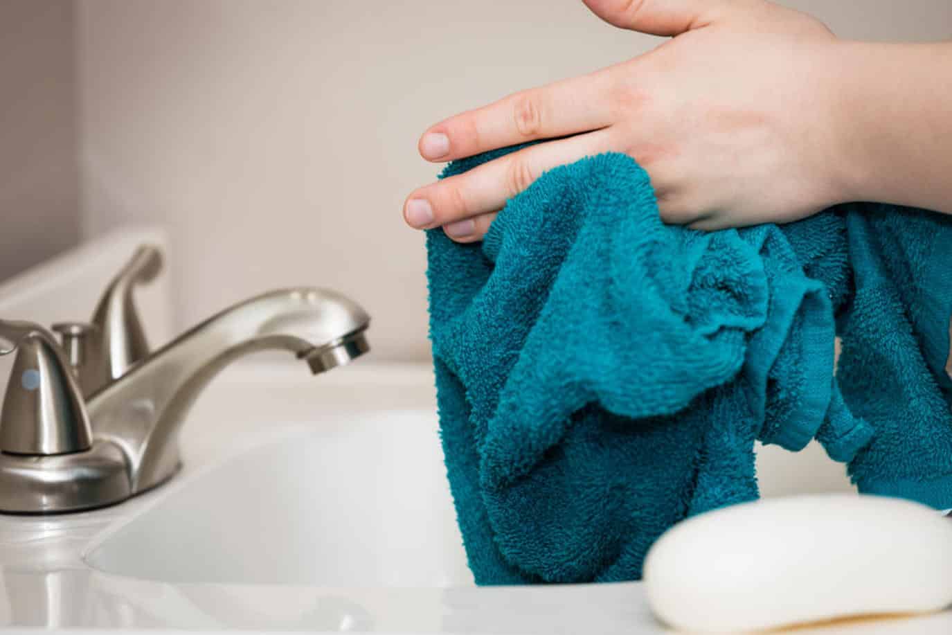 Полотенце для мытья. Вытирать руки полотенцем. Полотенце для рук. Полотенце для вытерание рук. Полотенце для рук в ванной.