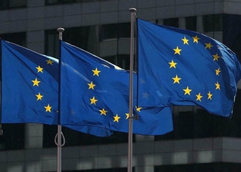 الاتحاد الأوروبي يعتزم الحد من أضرار الهواتف المحمولة وحقائب اليد