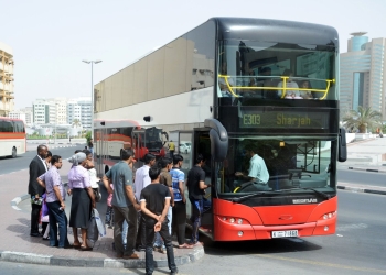 بطول 37 كم.. طرق دبي تنفذ مسارات خاصة للحافلات ومركبات الأجرة