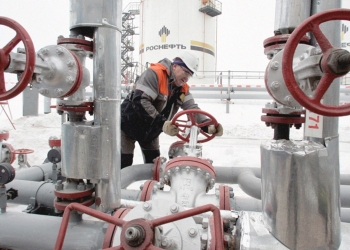 المفوضية الأوروبية تقترح تأجيل حظر النفط الروسي