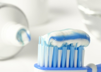 أخطاء لا ترتكبها أثناء تنظيف الأسنان للحفاظ على صحة الفم