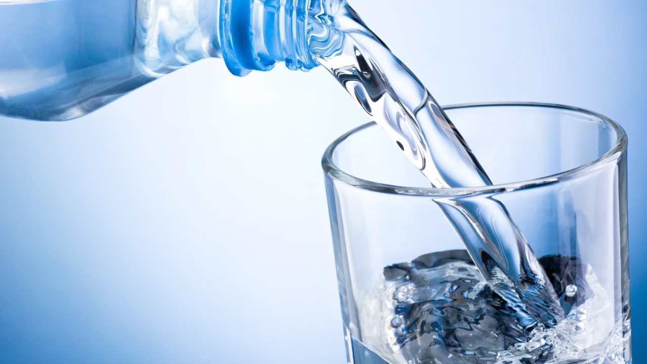 دراسة تكشف عواقب شرب القليل من الماء