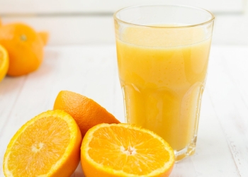 شرب عصير البرتقال