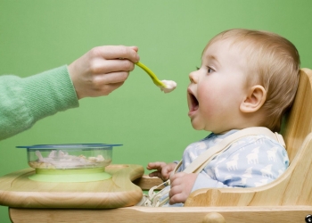 الأطعمة التي تعد خطيرة على حياة الطفل