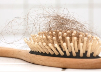 كيفية تنظيف مشط الشعر