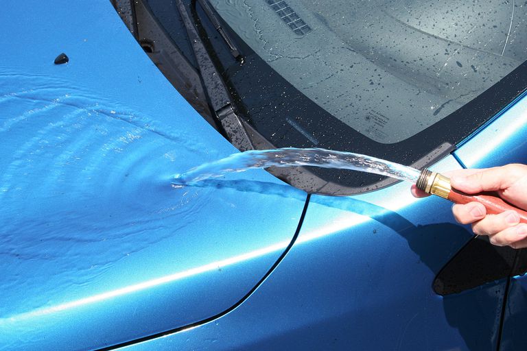 الطريقة الصحيحة لغسل السيارة