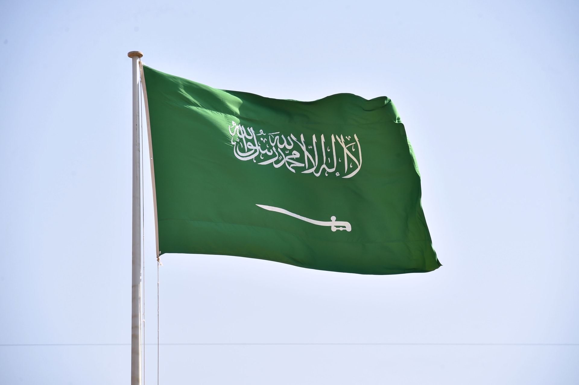 السعودية تُدين بشدة إقدام أحد المتطرفين في هولندا على تمزيق نسخة من المصحف الشريف