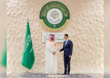 لحظة مصافحة محمد بن سلمان وبشار الأسد في انطلاق القمة العربية