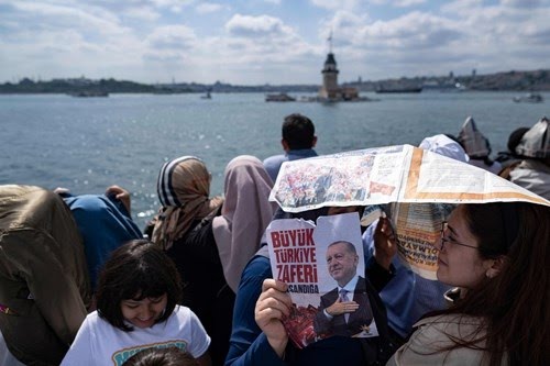 الناخبون الأتراك يدلون بأصواتهم في مراكز الاقتراع