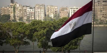 مصر.. الكشف عن مواعيد فتح وغلق المحال التجارية في التوقيت الشتوي