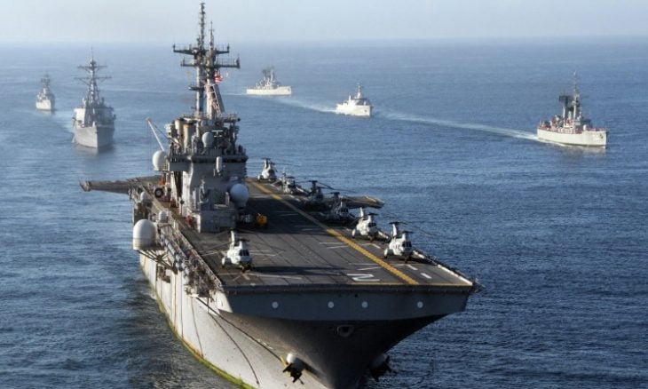 سفينة حربية أمريكية تعترض صواريخ أطلقت من اليمن