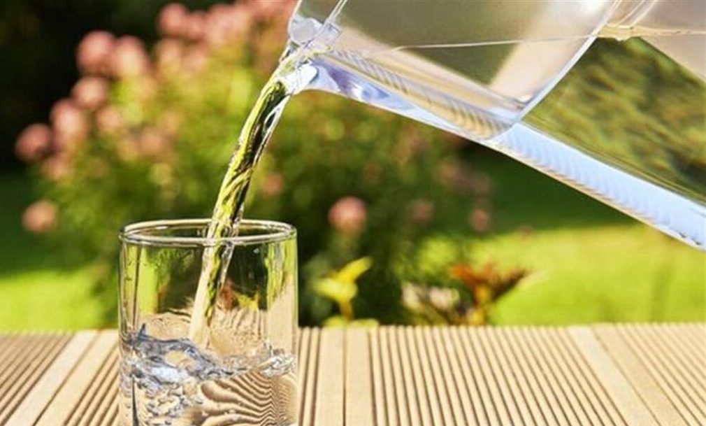 فوائد شرب المياه فور الاستيقاظ.. أبرزها تحسين البشرة
