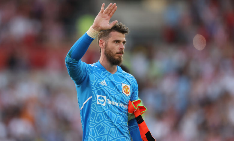BRENTFORD, ENGLAND - AUGUST 13: David de Gea of Manchester United  acknowledges the fans following the Premier League match between Brentford FC and Manchester United at Brentford Community Stadium on August 13, 2022 in Brentford, England. (Photo by Catherine Ivill/Getty Images)