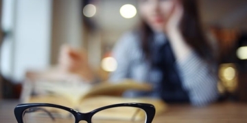 هل يؤدي ارتداء النظارات إلى إضعاف البصر؟