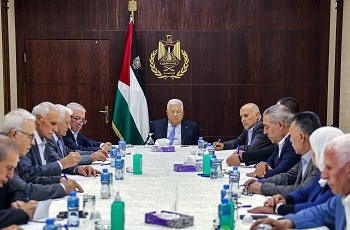A handout picture provided by the Palestinian Authority's press office (PPO) shows Palestinian president Mahmud Abbas (C) meeting with the central committee of the Fatah movement in the city of Ramallah in the occupied West Bank on September 30, 2022. (Photo by Thaer GHANAIM / PPO / AFP) / === RESTRICTED TO EDITORIAL USE - MANDATORY CREDIT "AFP PHOTO / HO / PPO " - NO MARKETING NO ADVERTISING CAMPAIGNS - DISTRIBUTED AS A SERVICE TO CLIENTS ===