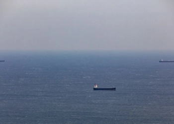 الحوثيون يعلنون استهداف سفينة بريطانية في البحر الأحمر