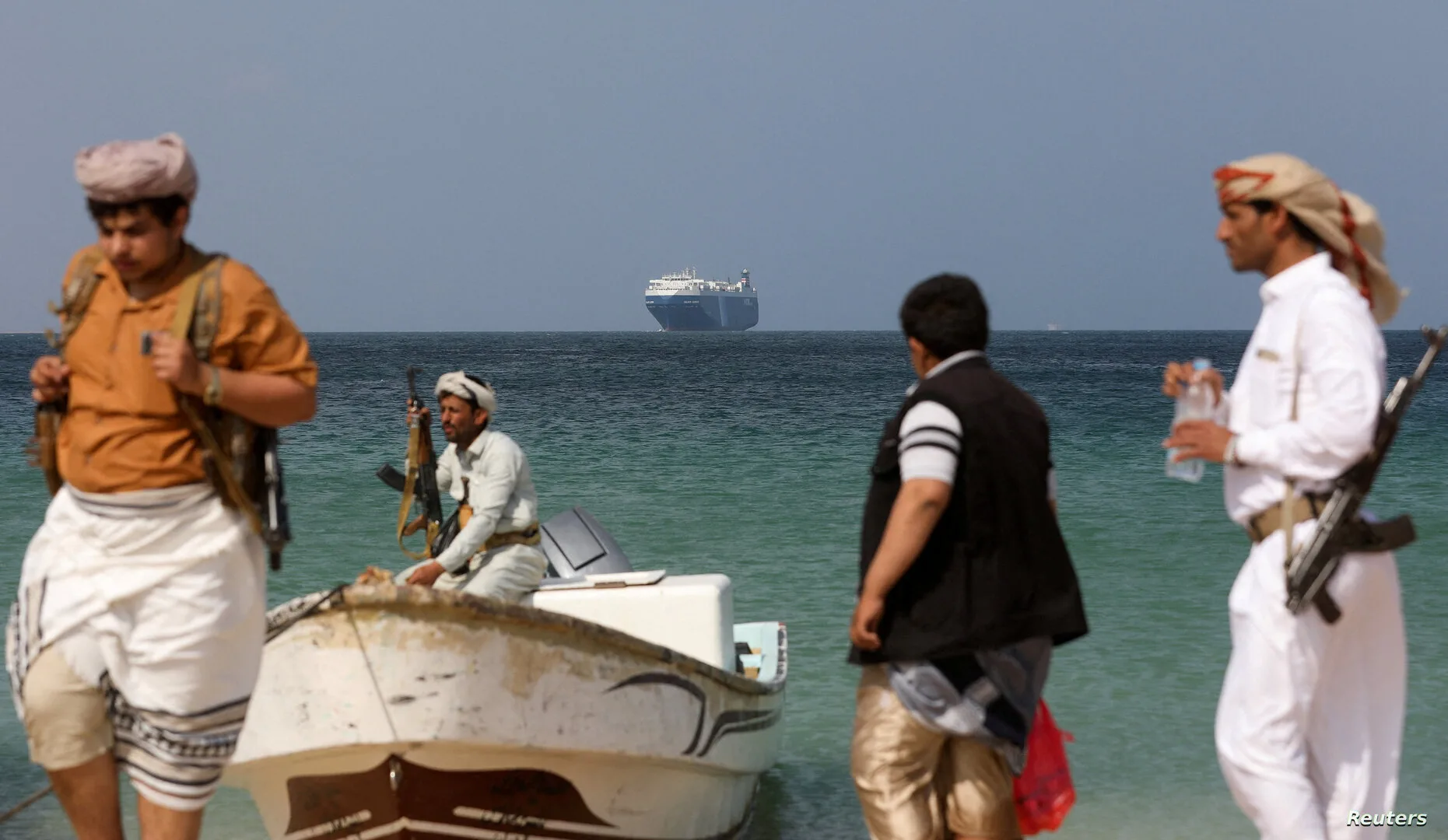 الحوثيون يعلنون استهداف سفينة بريطانية وإسقاط طائرة أمريكية