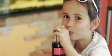 تأثير المشروبات الغازية على طفلك في رمضان.. احذرها
