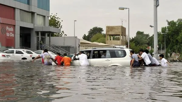 سيول عارمة تضرب العاصمة السعودية مع تحذيرات من طقس قاسٍ