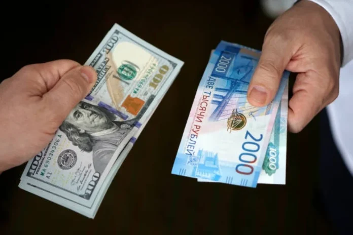 المركزي الروسي يخفض سعر صرف الدولار ويرفع اليورو مقابل الروبل