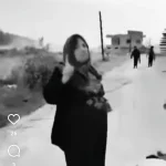 "وقفت بشموخ فوق جثث أولادها".. فيديو لامرأة مسنة سورية يُبكي مواقع التواصل الاجتماعي