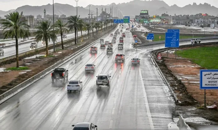 الطقس في السعودية.. أمطار رعدية ورياح نشطة مع احتمال جريان السيول
