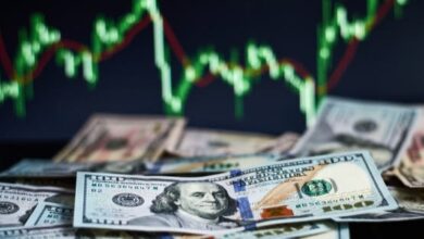 الدولار قرب ذروة أسبوعين مع ارتفاع عوائد السندات وصعود النفط