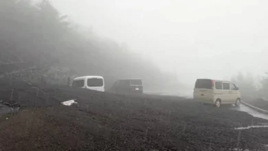انهيار أرضي يدفن 3 سيارات على جبل فوجي في اليابان
